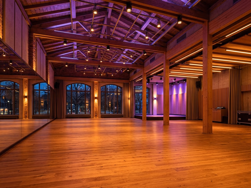 Tanzstudio in München mit warmem Holzboden und stimmungsvoller violetter Beleuchtung